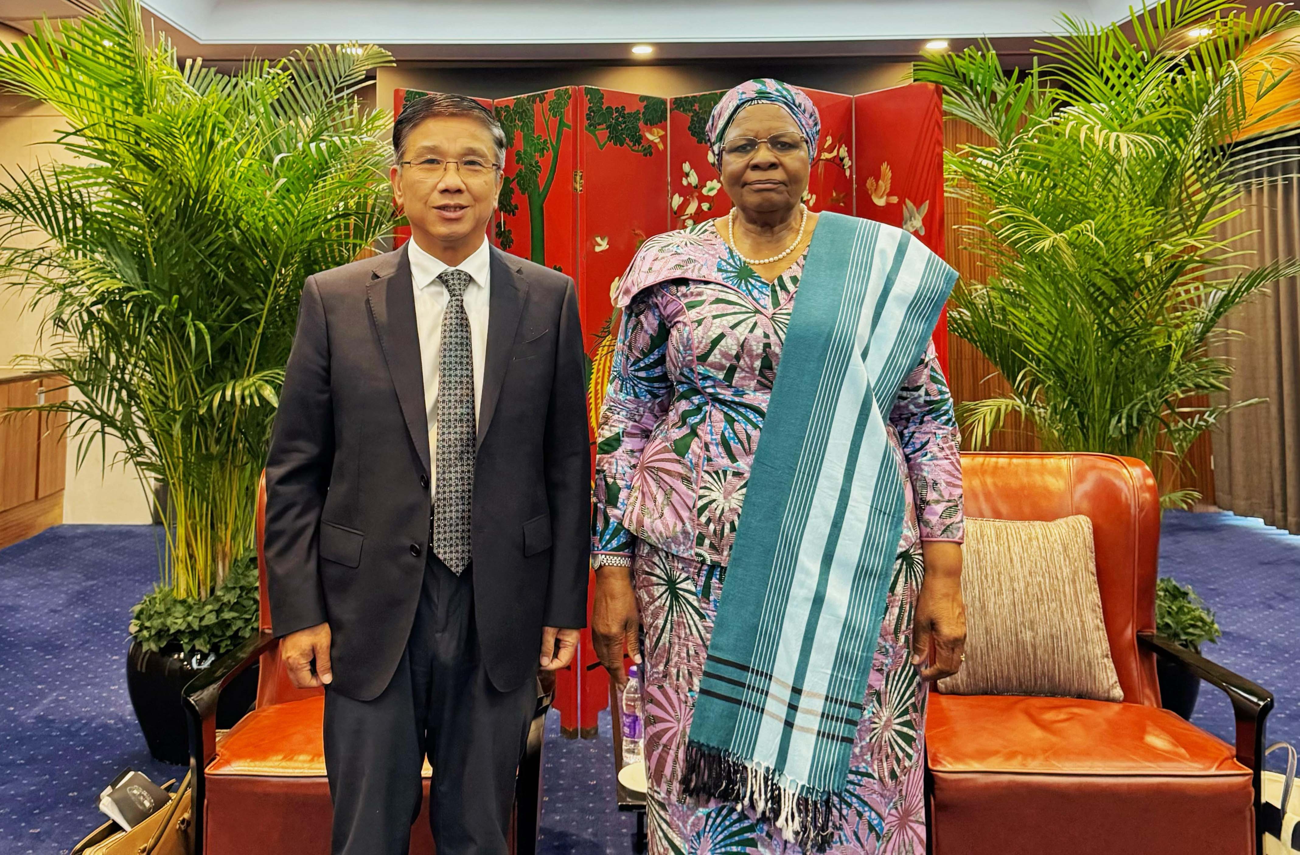 1783585496734295.jpg 会见纳米总统-裁剪.jpg